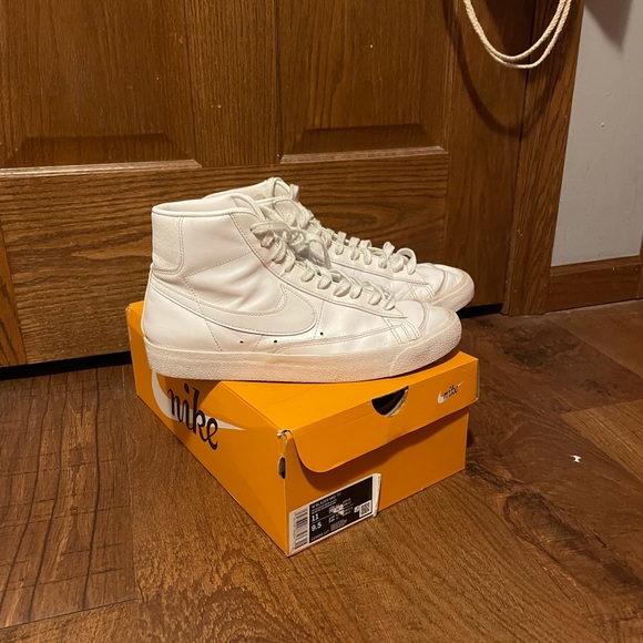 White nike blazers size 11W / size 9M - Picture 2 of 3
